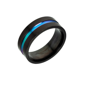 Détail macro d'une bague pour homme noire brossée avec une rainure bleue dégradée
