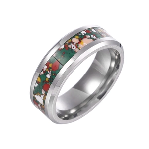 Détail d'une bague pour homme en titane avec mosaïque de pierres concassées multicolores