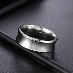Bague minimaliste en acier titane pour homme avec surface brossée et intérieur poli