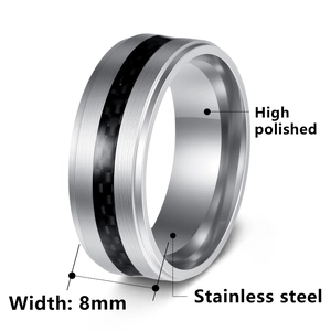 8mm Edelstahlring für Herren mit schwarzer Kohlefasereinlage und gebürsteten Silberkanten