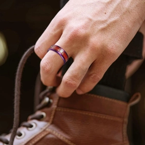 Dettaglio dell'anello in titanio e fibra di carbonio viola con motivo del battito