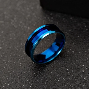 Makroaufnahme eines blau polierten Edelstahlrings mit einer dekorativen Mittelrille