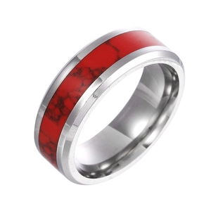Gros plan d'une bague en acier titane argenté avec incrustation turquoise rouge marbré