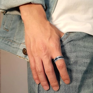 Herrenring aus Edelstahl mit Carbonfaser-Einlage am Zeigefinger in modernem Freizeitlook