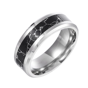 Vue détaillée d'une bague en acier titane poli avec incrustation de pierre marbrée