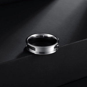 Makroansicht eines silbernen 304 Edelstahl-Ringrohlings mit mittiger Rillenstruktur