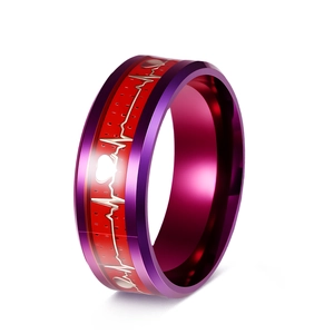 Dettaglio dell'anello in titanio e fibra di carbonio viola con design battito cardiaco rosso