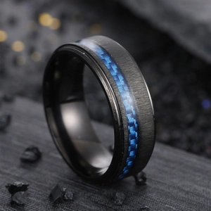 Herrenring aus matt gebürstetem Titanstahl mit blauer Kohlefasereinlage im modernen Stil