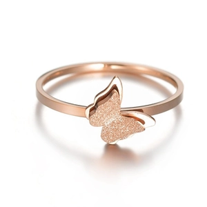 Roségoldener Schmetterlingsring mit glitzernder Textur und minimalistischem Design
