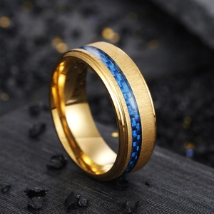 Herrenring aus mattgoldem Edelstahl mit zentraler blauer Kohlefasereinlage im Design