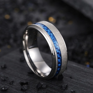 Herrenring aus Titanstahl mit blauer Kohlefasereinlage und matt gebürstetem Finish
