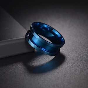 Makroaufnahme eines blau galvanisierten Edelstahlrings mit einer vertieften Mittelrille
