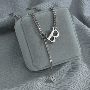 Collana a catena NK in acciaio inossidabile lucido con pendente lettera B audace