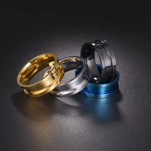Set mit vier minimalistischen Ringen aus 304 Edelstahl in Gold, Silber, Schwarz und Blau