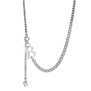 Collana a catena cubana in acciaio inossidabile argento con ciondolo lettera B su sfondo bianco