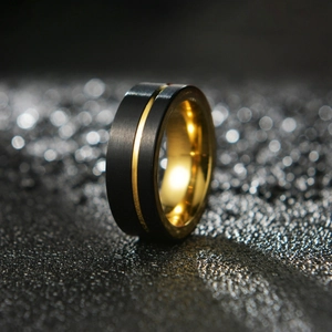 Bague pour homme 8mm en acier titane plaqué or et noir brossé avec finition mate
