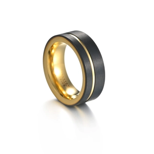 Vue détaillée de la bague 8mm en carbure de tungstène noir mat avec rainure dorée