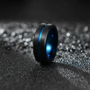 Bague homme 8mm en acier titane noir mat avec intérieur bleu poli et rainure centrale