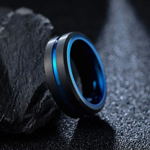 Bague homme 8mm en acier titane noir et bleu avec finition mate brossée sur pierre