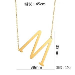 Collier doré avec pendentif lettre M majuscule chaîne 45cm et poids de 15g