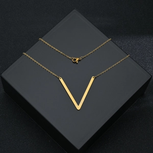 Collier en acier inoxydable doré poli avec pendentif lettre V sur boîte noire