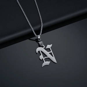 Collana con ciondolo a lettera N gotica argento su superficie nera con riflesso chiaro