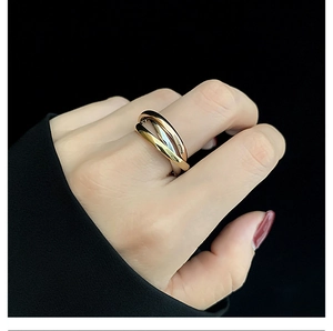 Three-tone interlocking stainless steel ring in gold, rose gold and silver on hand
