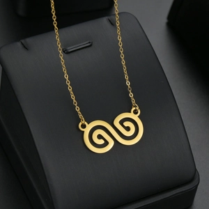 Collana in acciaio al titanio dorato con ciondolo a doppia spirale infinita