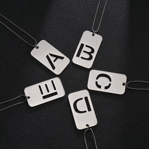 Collier plaque militaire personnalisable avec lettres capitales ajourées en acier