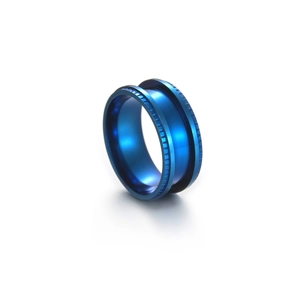 Vue détaillée d'une bague industrielle en acier bleu avec bords crantés et rainurés