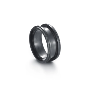 Détail d'une bague noire en acier inoxydable avec finition brossée et bords moletés