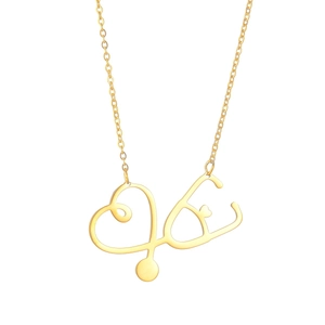 Collier cœur stéthoscope en or poli pour femmes avec un pendentif médical minimaliste