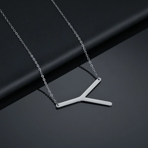 Vue détaillée du collier pendentif lettre Y argenté sur cuir noir avec reflet brillant