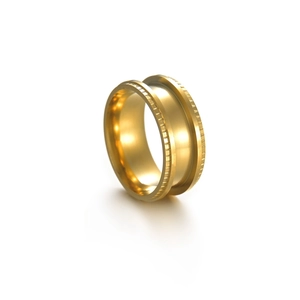 Détail d'une bague dorée en acier inoxydable avec bords dentelés et rainure centrale