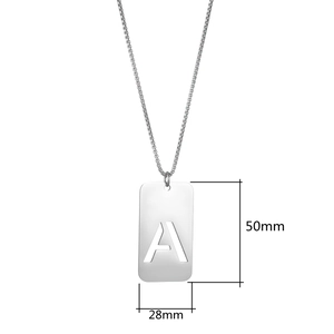 Collier avec pendentif plaque en acier inoxydable poli, lettre A évidée et chaîne fine