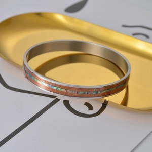 Bracciale rigido in acciaio al titanio con intarsio in legno di koa e guscio di abalone