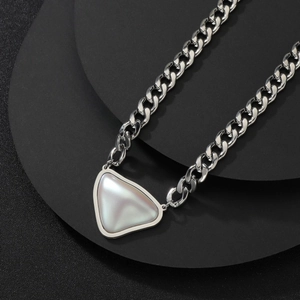 Grosse chaîne cubaine argentée avec pendentif triangulaire en forme de cœur perlé