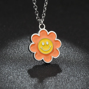 Collier Pendentif Fleur Visage Souriant en Acier au Titane Émail Huile de Goutte Unisexe Bijoux de Mode Tendance
