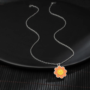 Collier en acier titane avec pendentif tournesol souriant coloré sur chaîne en argent