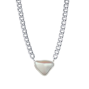 Grosse chaîne argentée avec pendentif en perle irisée sur fond blanc épuré