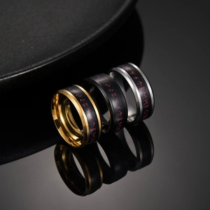 Drei Wikinger Runen-Ringe in Gold, Silber und Schwarz mit roter mystischer Gravur