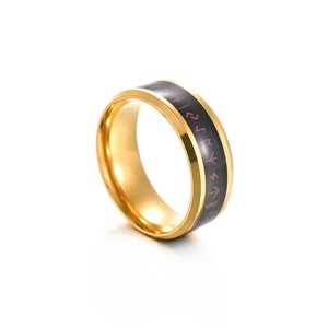 Detail von Wikinger-Runen auf einem breiten Bandring aus gold-schwarzem Edelstahl