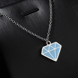 Chaîne de pull en acier titane argenté avec un pendentif géométrique bleu en forme de diamant