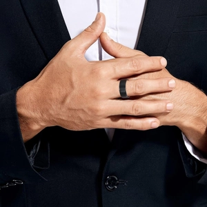 Bague homme en acier inoxydable noir mat portée par un mannequin en costume chic