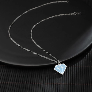 Collier minimaliste en acier argenté avec pendentif en émail bleu clair en forme de diamant