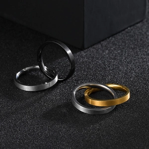 Minimalistische ineinandergreifende Edelstahlringe in Mattschwarz, Gold und Silber