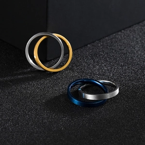 Minimalistische Edelstahlringe in Gold, Silber, Blau und Mattgrau auf dunklem Hintergrund
