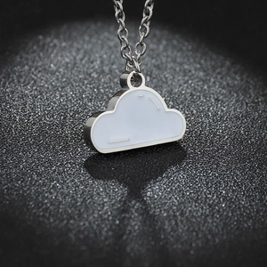 Collier Pendentif Nuage Minimaliste en Acier Titane Simple Collier Nuage Blanc Chaîne de Pull pour Femmes Hommes Bijoux