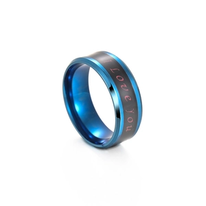 Détail d'une bague en acier bleu et noir avec gravure cursive rouge I love you
