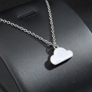 Collier minimaliste en acier titane argenté avec un pendentif nuage en émail blanc